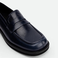 Senna Navy Blue High-Gloss Crinkled Leather Loafers – Toe Close-Up View – POEVE Collection