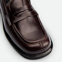 Senna Dark Brown High-Gloss Crinkled Leather Loafers – Toe Close-Up View – POEVE Collection