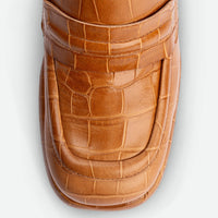 Zery Caramel Croco Print Leather Heel Loafers – Toe Close-up View – POEVE Collection