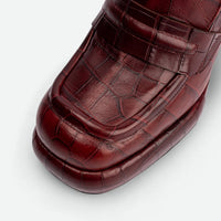 Zery Brick Red Croco Print Leather Heel Loafers – Toe Close-up View – POEVE Collection