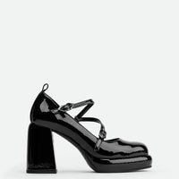Denky Black Patent Leather Pumps – Side View – POEVE Collection