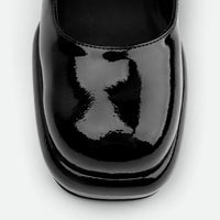 Denky Black Patent Leather Pumps – Toe Close-up View – POEVE Collection