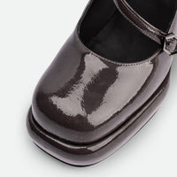 Denky Grey Patent Leather Pumps – Toe Close-up View – POEVE Collection