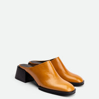 Robin Caramel Crinkled Patent Leather Heel Mules - Angled Side View - POEVE Collection