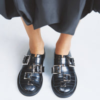 Mira Black Brushed Leather Flat Shoes – Campaign Photo – POEVE Collection