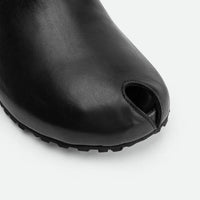 Olga Black Leather Mules - Toe Close-up View - POEVE Collection