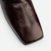 Gwen Dark Brown Crinkled High-Gloss Leather Loafers – Toe Close-Up View – POEVE Collection