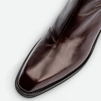 Elow Dark Brown Crinkled Glossy Leather Ankle Boots – Toe Close-Up View – POEVE Collection