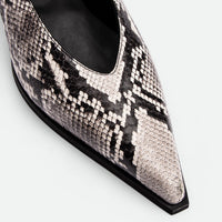 Yonne Snake-Embossed Leather Pumps – Toe Close-up View – POEVE Collection