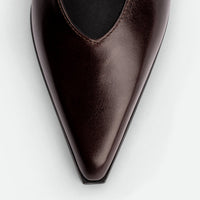 Yone Dark Brown Crinkled Glossy Leather Pumps – Toe Close-Up View – POEVE Collection