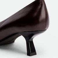 Yonne Dark Brown Crinkled Glossy Leather Pumps – Heel Detail View – POEVE Collection