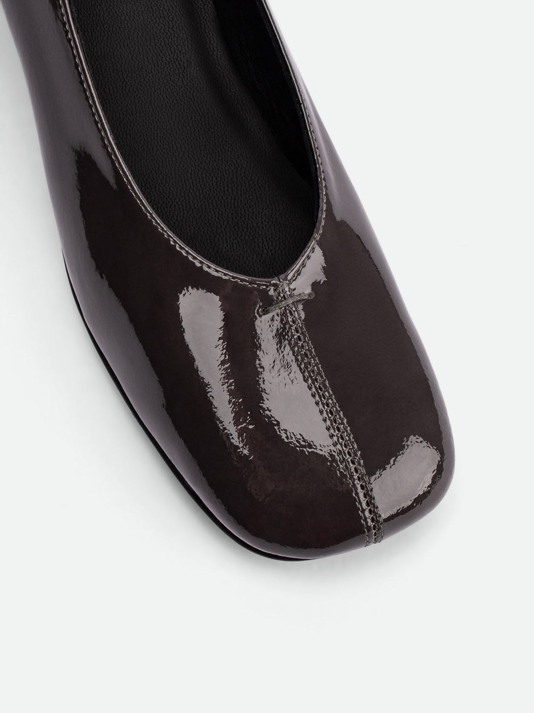 Myst Grey Patent Leather Heel Ballerinas - Toe Close-up View - POEVE Collection