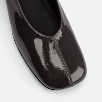 Myst Grey Patent Leather Heel Ballerinas - Toe Close-up View - POEVE Collection
