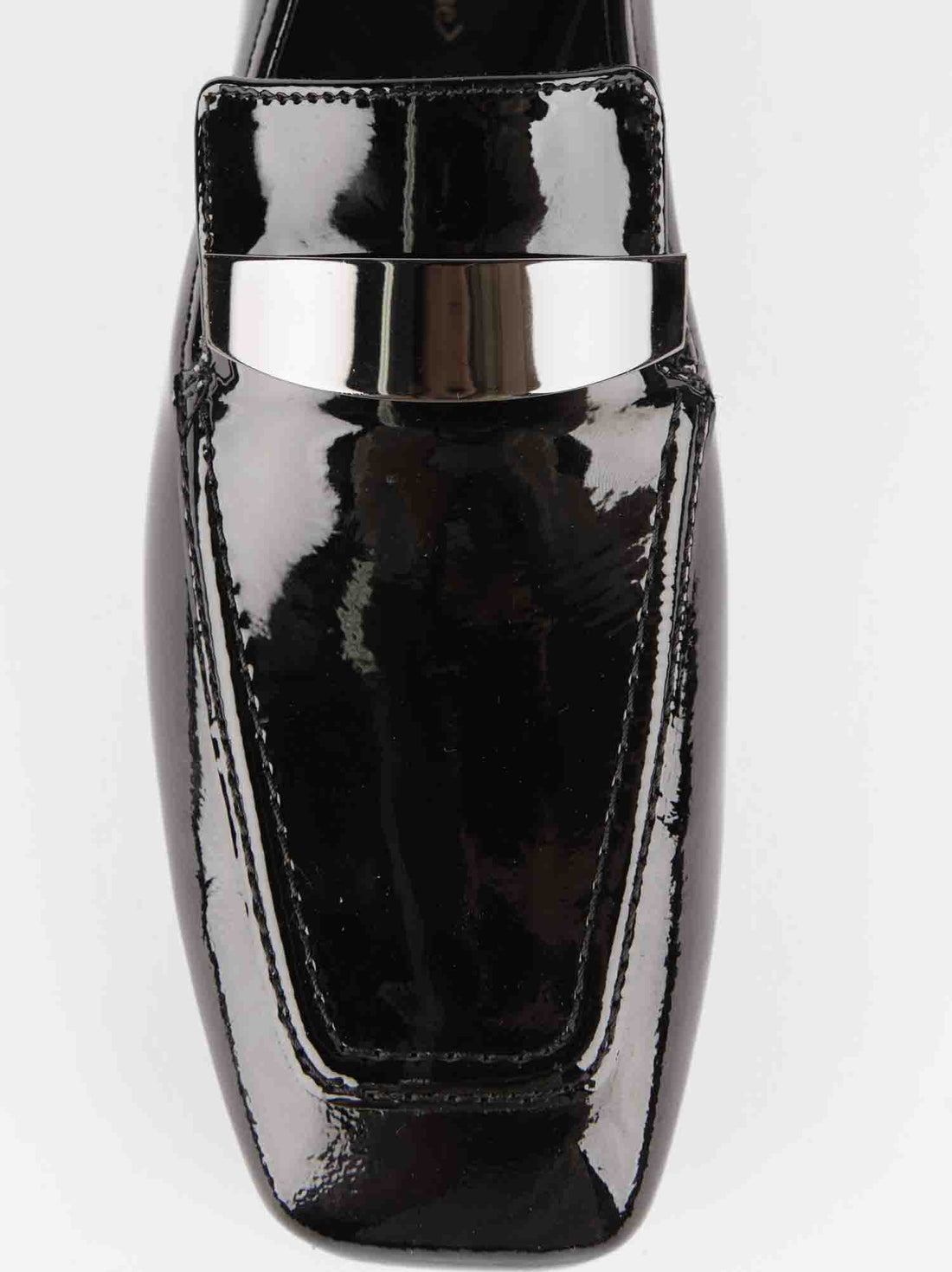 Valentina Black Patent Leather Loafers with Metal Accessory - Toe Close-up View - POEVE Collection