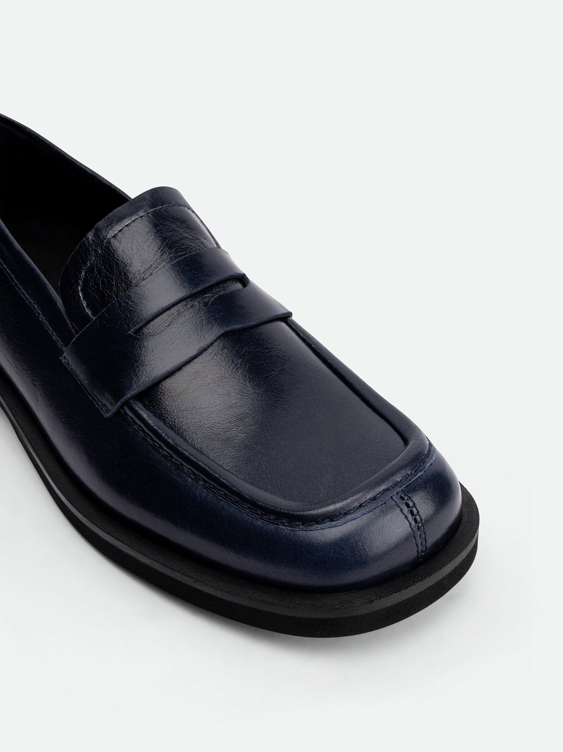Senna Navy Blue High-Gloss Crinkled Leather Loafers – Toe Close-Up View – POEVE Collection