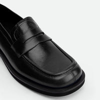 Senna Black High-Gloss Crinkled Leather Loafers – Toe Close-Up View – POEVE Collection