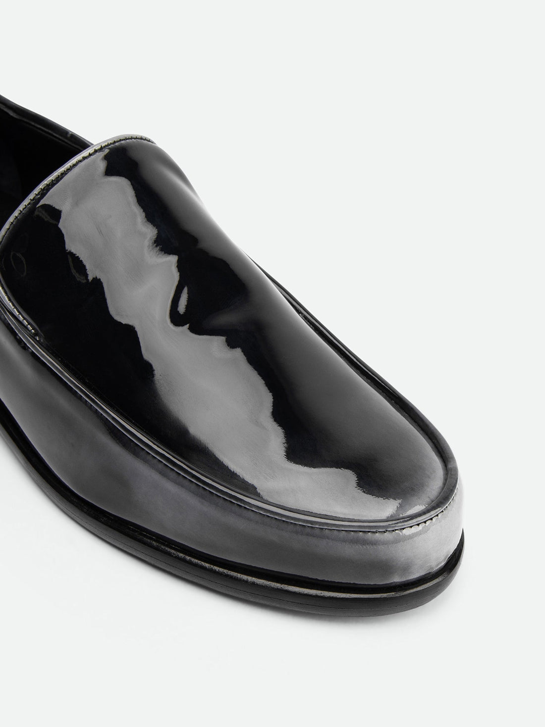 Nida Pull-Up Black-and-White Leather Loafers – Toe Close-Up View – POEVE Collection