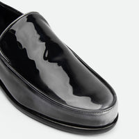 Nida Pull-Up Black-and-White Leather Loafers – Toe Close-Up View – POEVE Collection