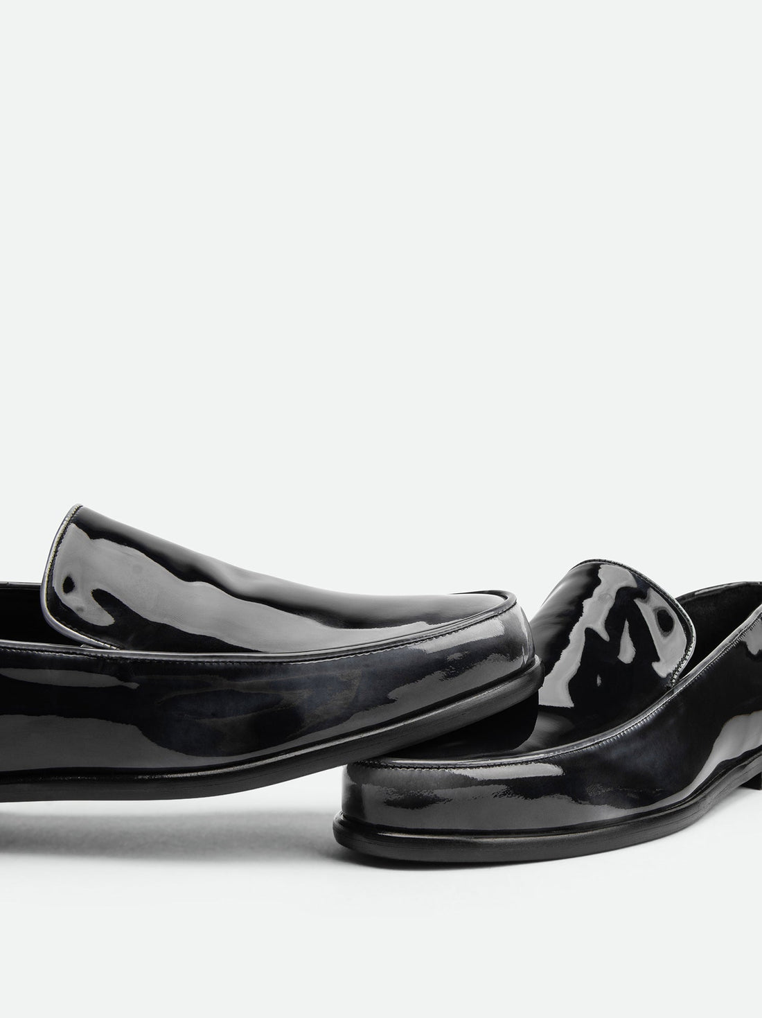 Nida Pull-Up Black-and-White Leather Loafers – Detail View – POEVE Collection