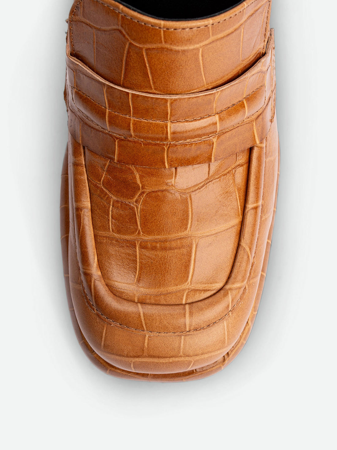 Zery Caramel Croco Print Leather Heel Loafers – Toe Close-up View – POEVE Collection