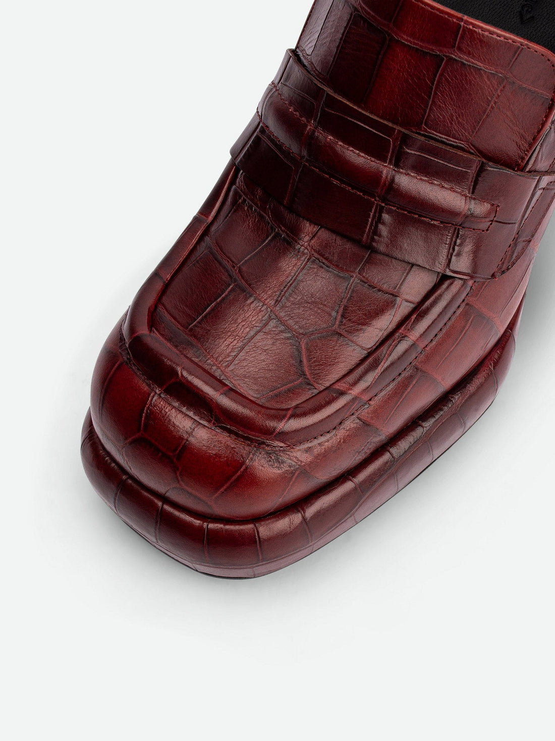 Zery Brick Red Croco Print Leather Heel Loafers – Toe Close-up View – POEVE Collection