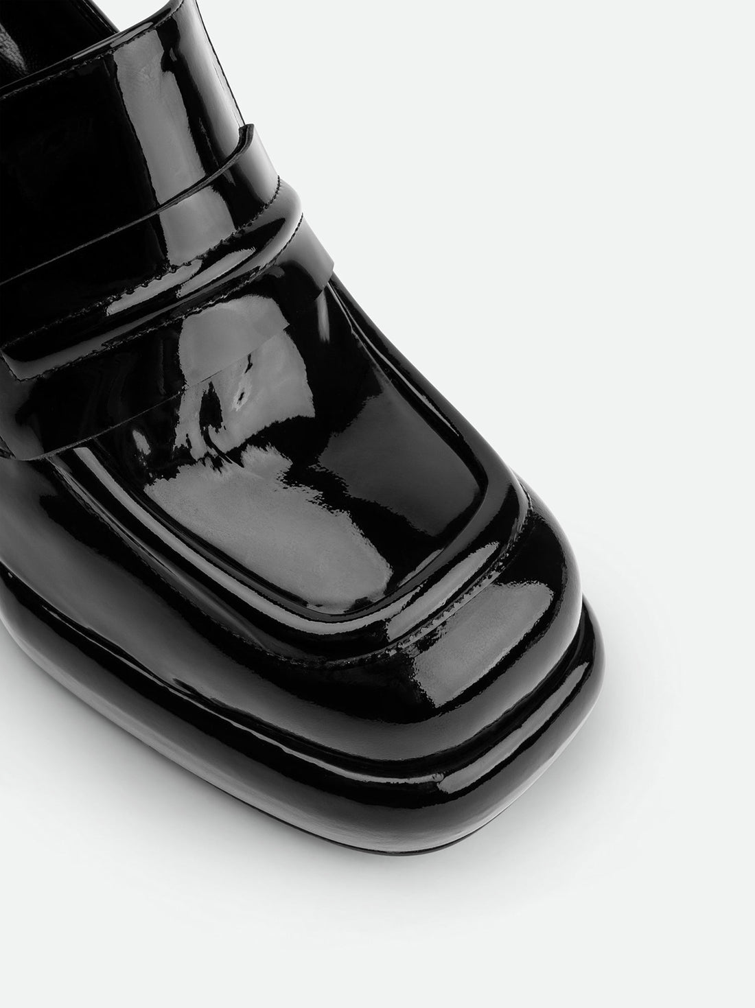 Zery Black Patent Leather Heel Loafers – Toe Close-up View – POEVE Collection