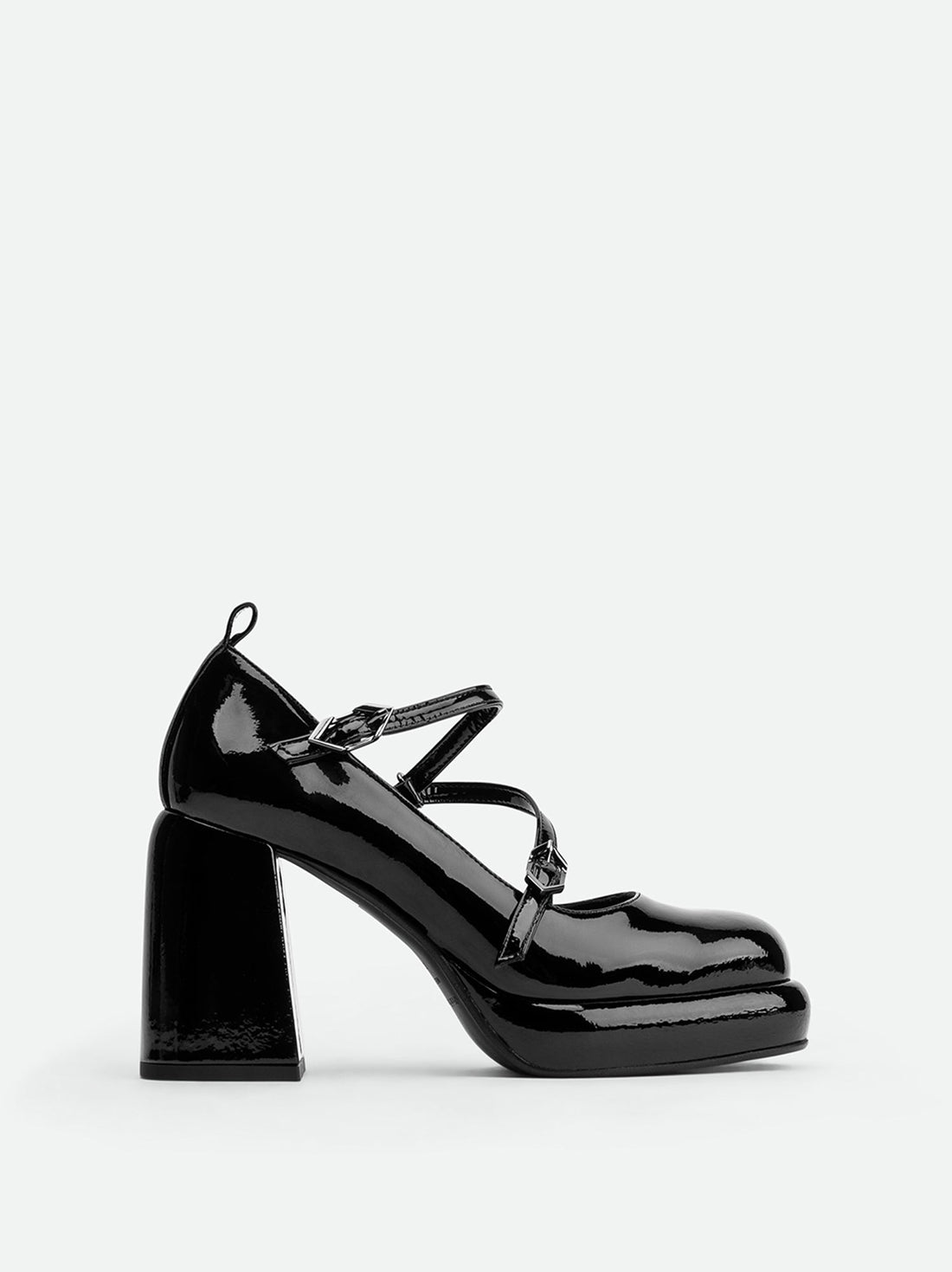 Denky Black Patent Leather Pumps – Side View – POEVE Collection