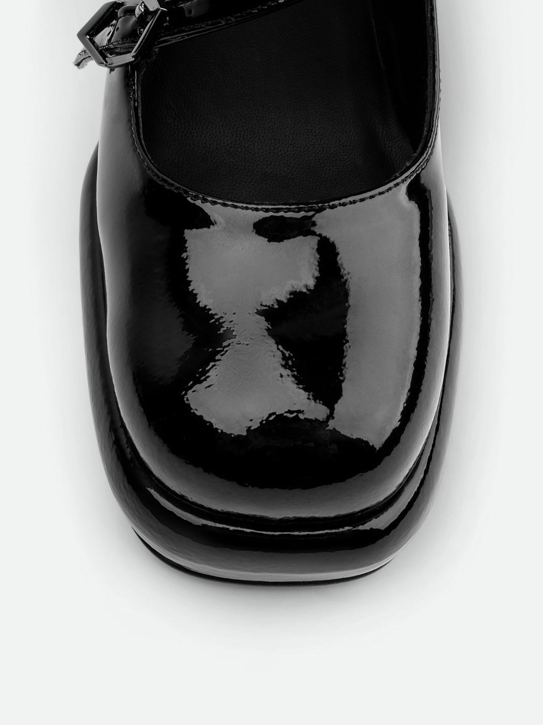 Denky Black Patent Leather Pumps – Toe Close-up View – POEVE Collection