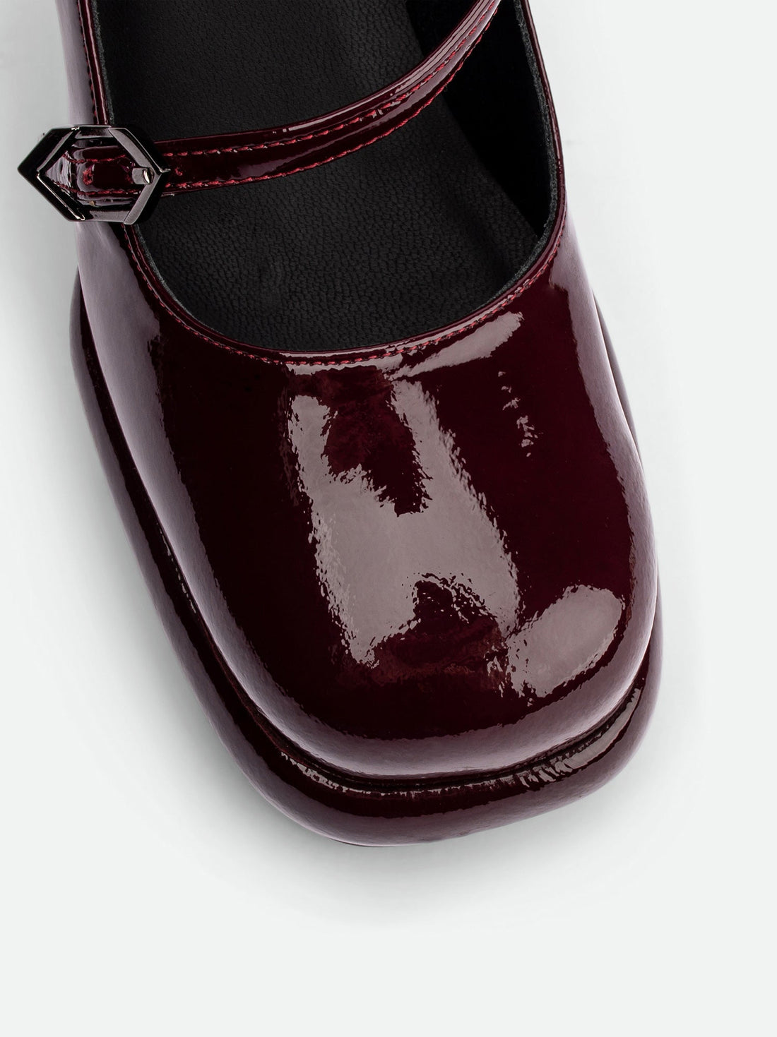Denky Bordeaux Patent Leather Pumps – Toe Close-up View – POEVE Collection