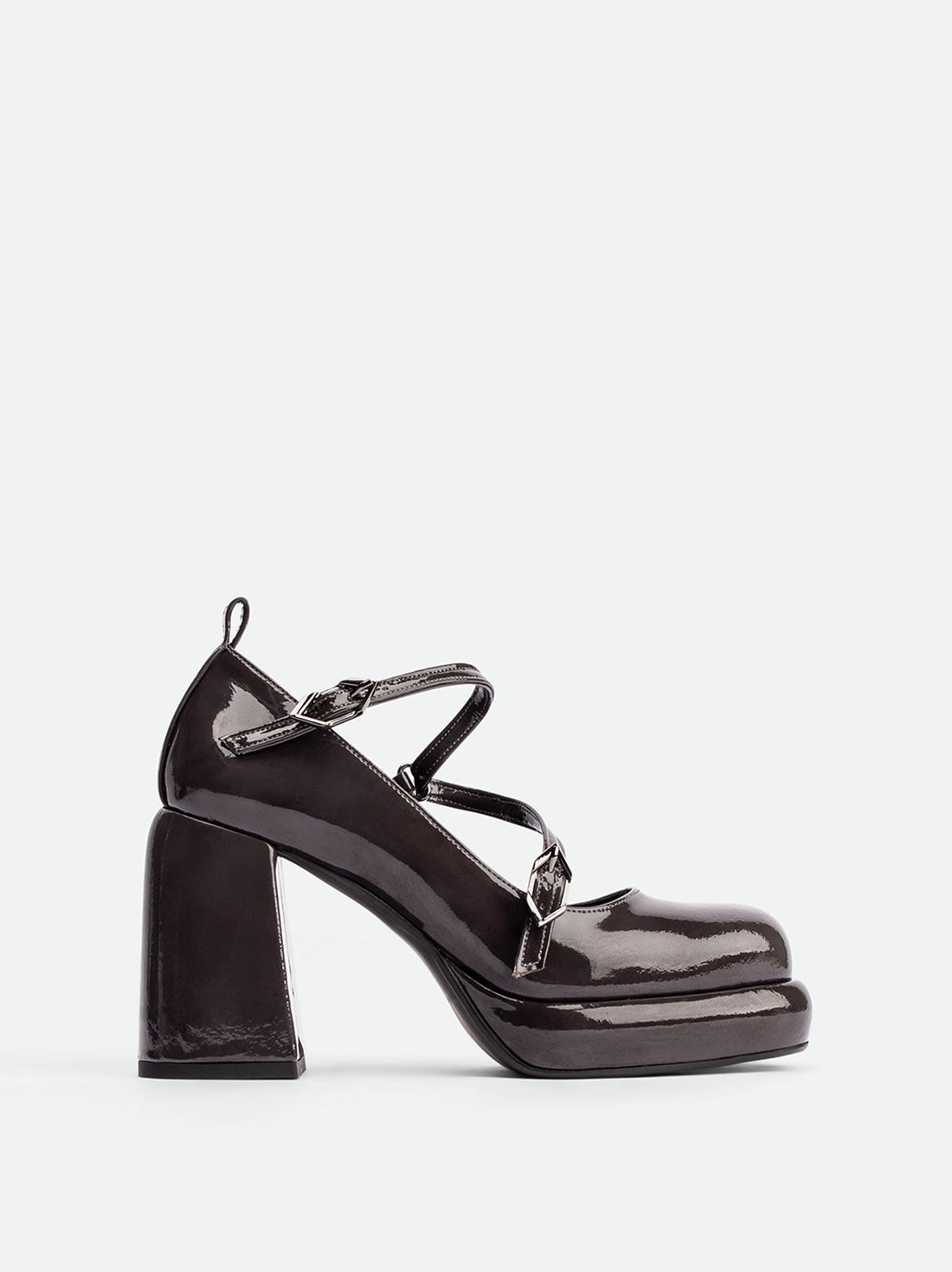 Denky Grey Patent Leather Pumps – Side View – POEVE Collection