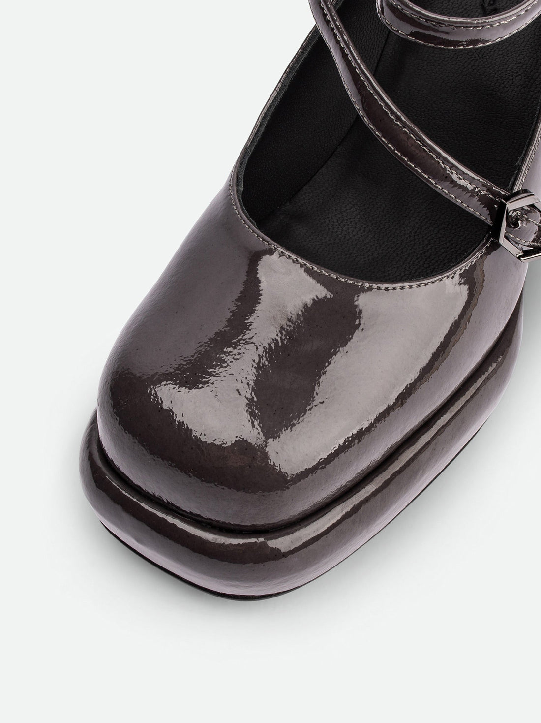 Denky Grey Patent Leather Pumps – Toe Close-up View – POEVE Collection