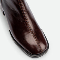 Tangy Dark Brown Crinkled High-Gloss Leather Ankle Boots – Toe Close-Up View – POEVE Collection