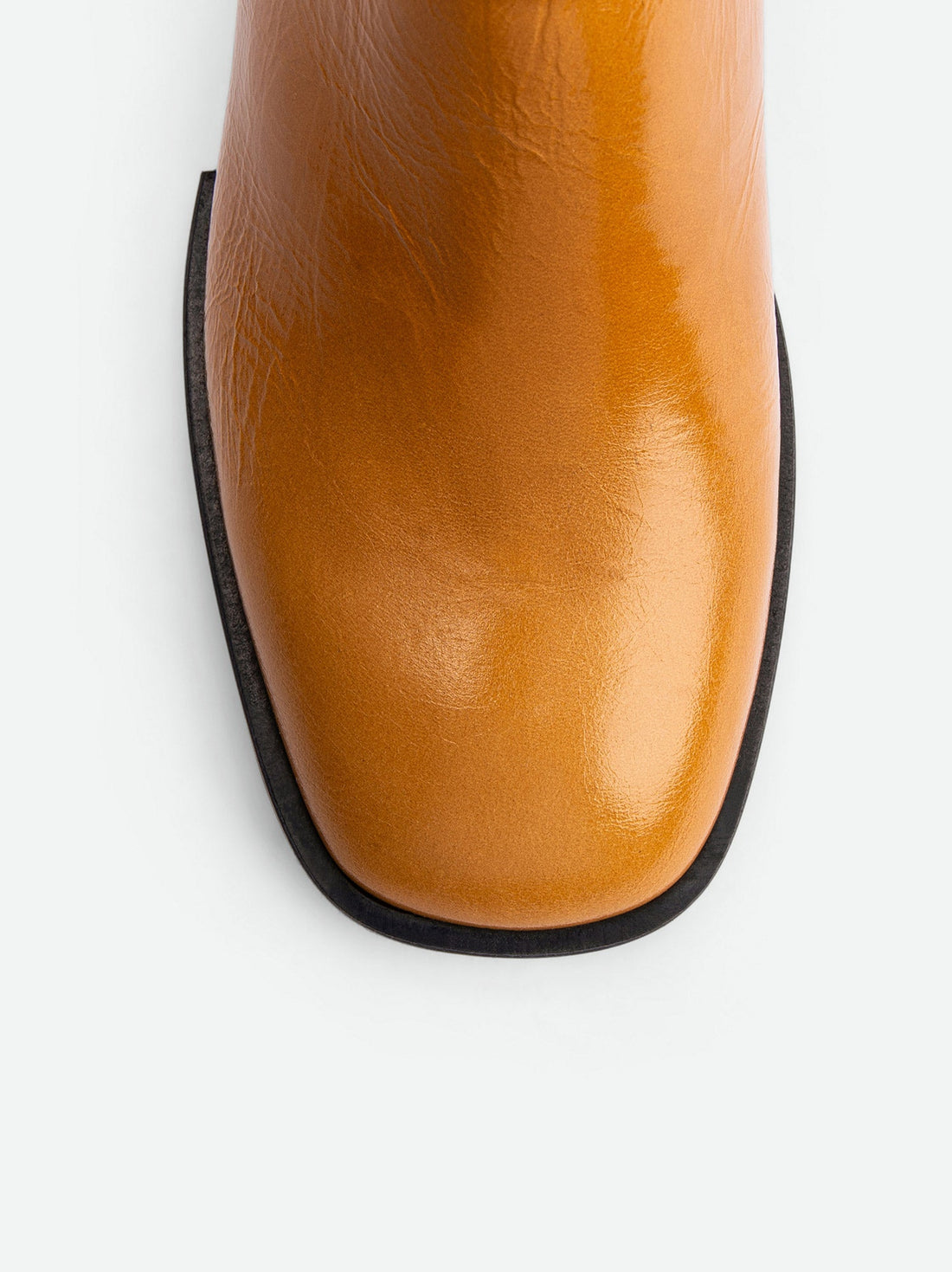 Robin Caramel Crinkled Patent Leather Heel Mules - Toe Close-up View - POEVE Collection