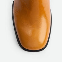 Robin Caramel Crinkled Patent Leather Heel Mules - Toe Close-up View - POEVE Collection