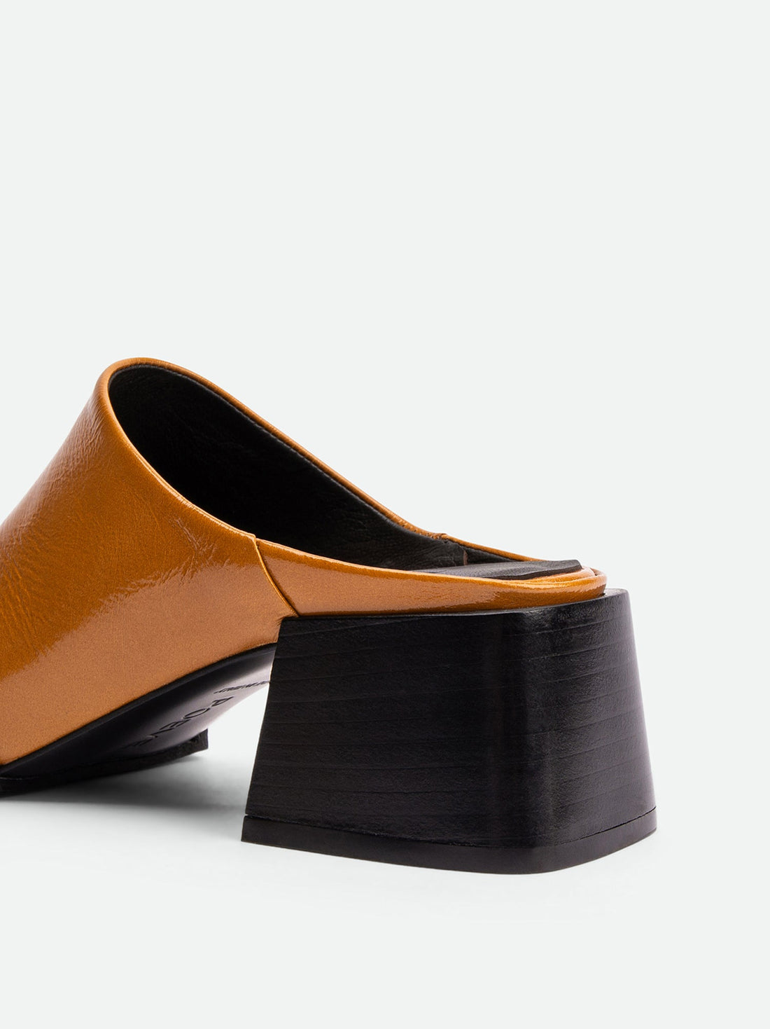 Robin Caramel Crinkled Patent Leather Heel Mules - Heel Close-up View - POEVE Collection