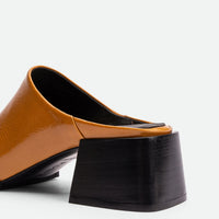 Robin Caramel Crinkled Patent Leather Heel Mules - Heel Close-up View - POEVE Collection