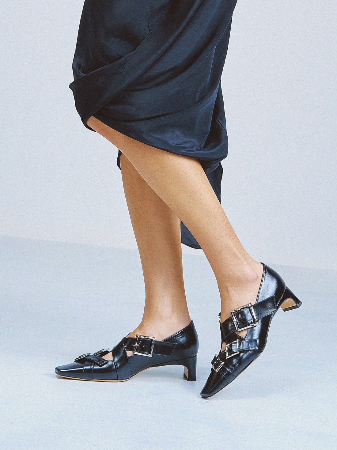 Maeve Black Crinkled Glossy Leather Low Heel Pumps – Campaign Photo – POEVE Collection