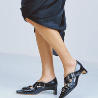 Maeve Black Crinkled Glossy Leather Low Heel Pumps – Campaign Photo – POEVE Collection