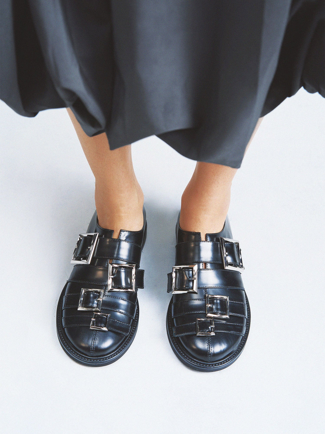 Mira Black Brushed Leather Flat Shoes – Campaign Photo – POEVE Collection