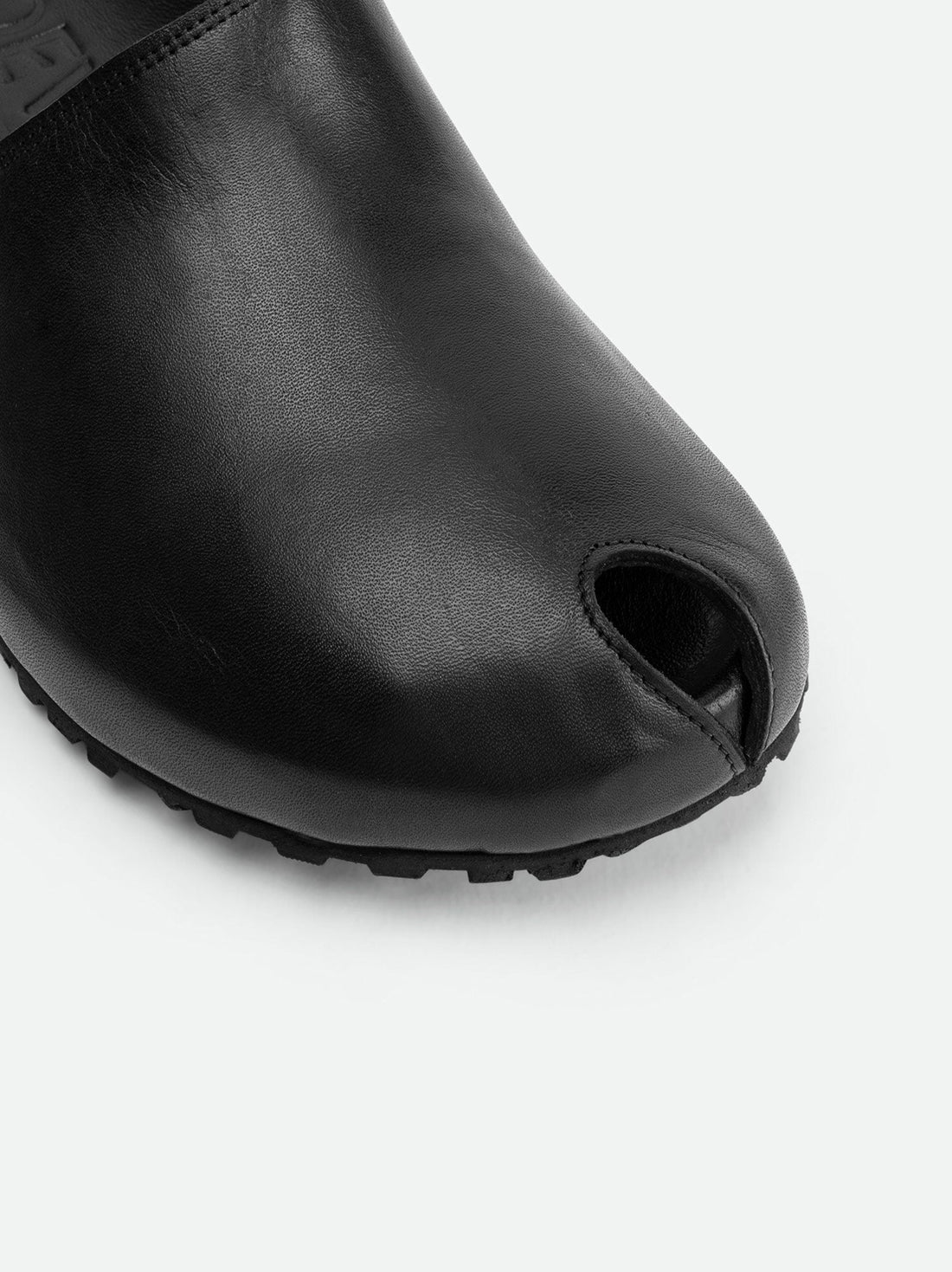 Olga Black Leather Mules - Toe Close-up View - POEVE Collection