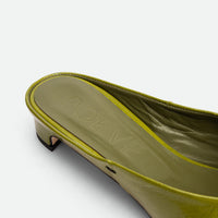 Faye Green Crinkled Patent Leather Mules - Insole Logo Close-up View - POEVE Collection