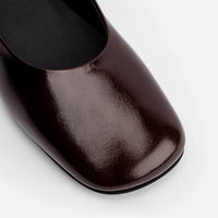 Emery Brown Crinkled Patent Leather Ballerinas – Toe Close-up View – POEVE Collection