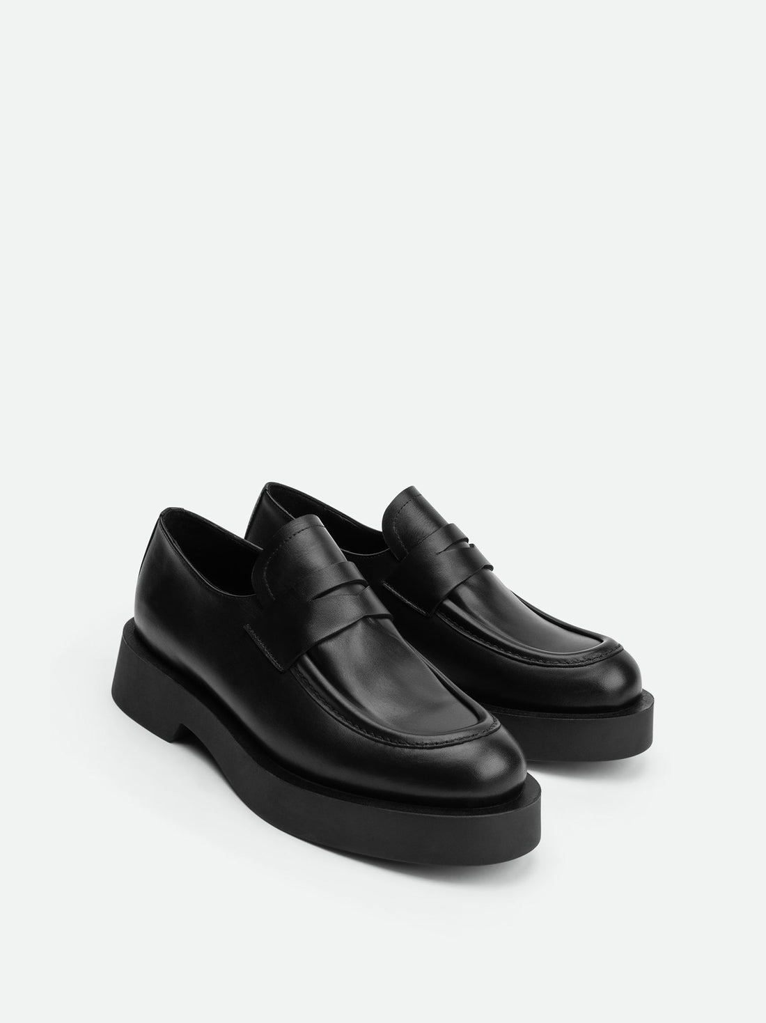 Vix Black Leather Platform Loafer – Angled View – POEVE Collection
