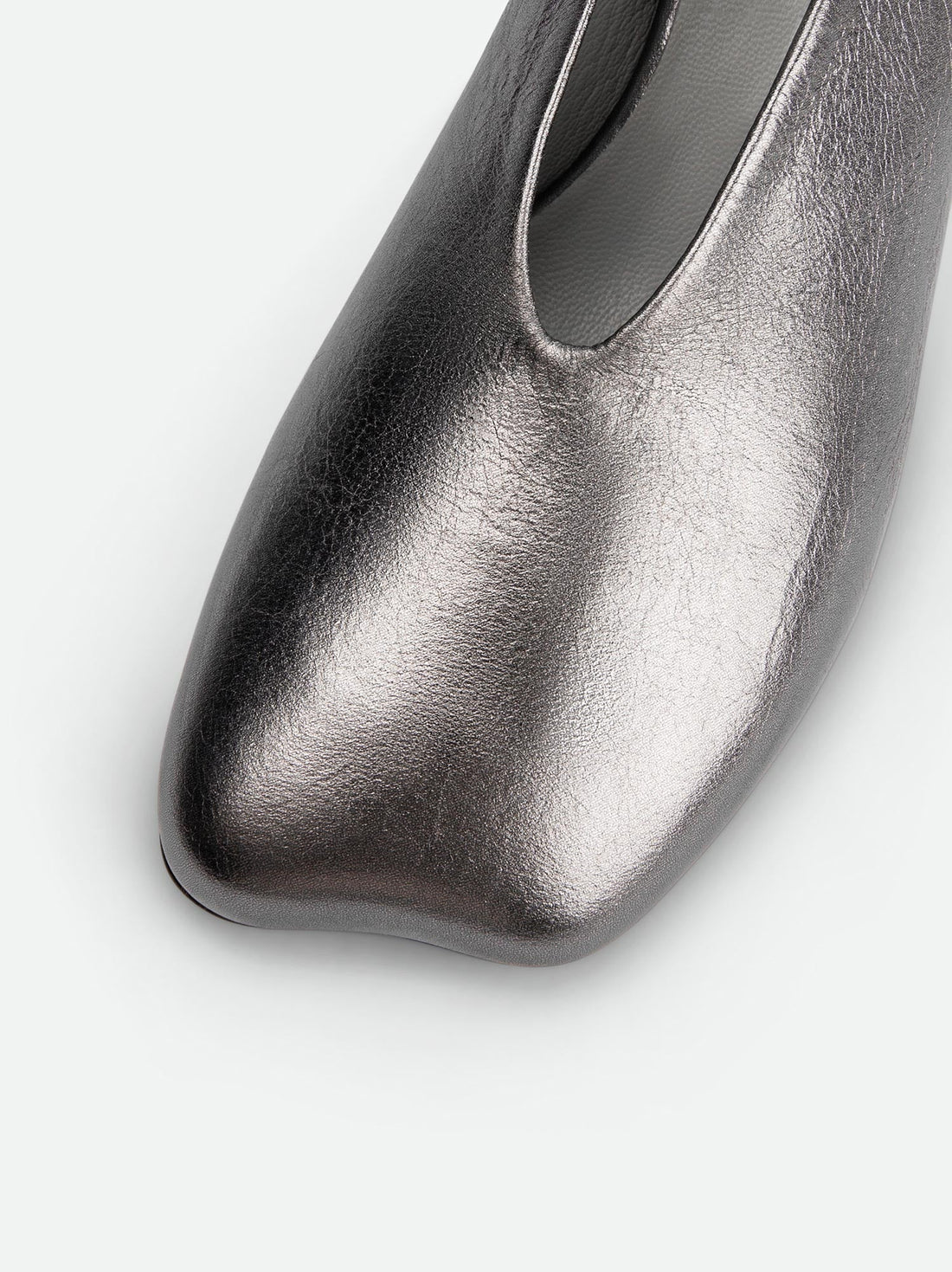 Elisa Silver Crinkled Vintage-effect Laminated Leather Heel Slingbacks - Toe Close-up View - POEVE Collection