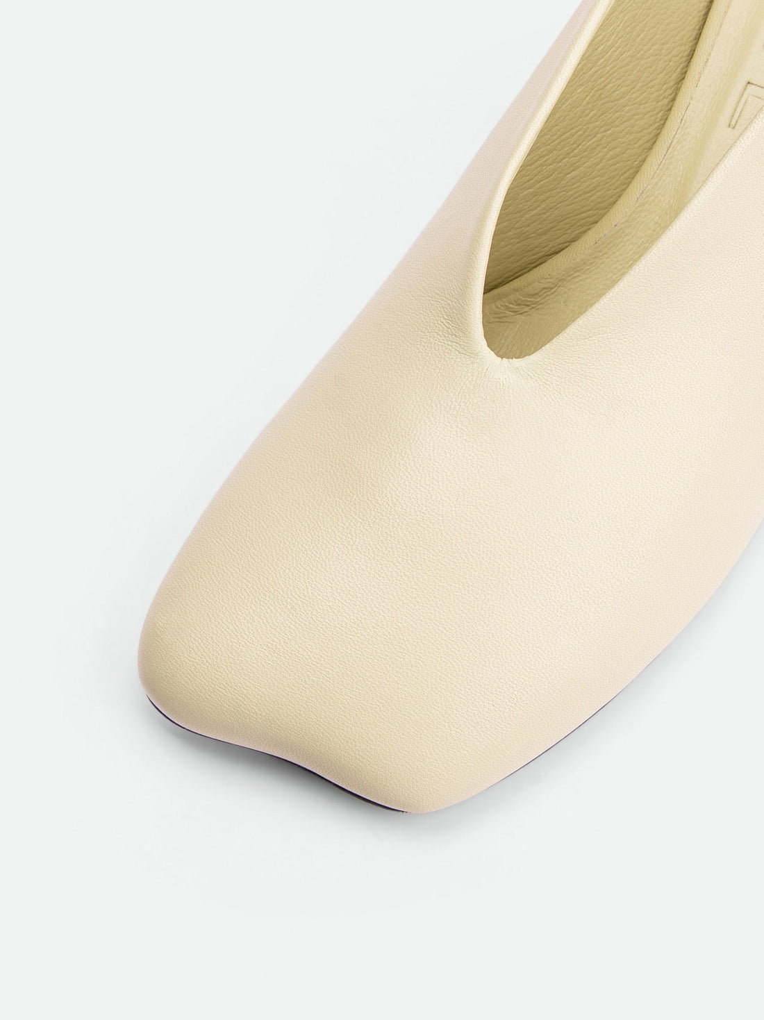 Elisa Beige Leather Heel Slingbacks - Toe Close-up View - POEVE Collection
