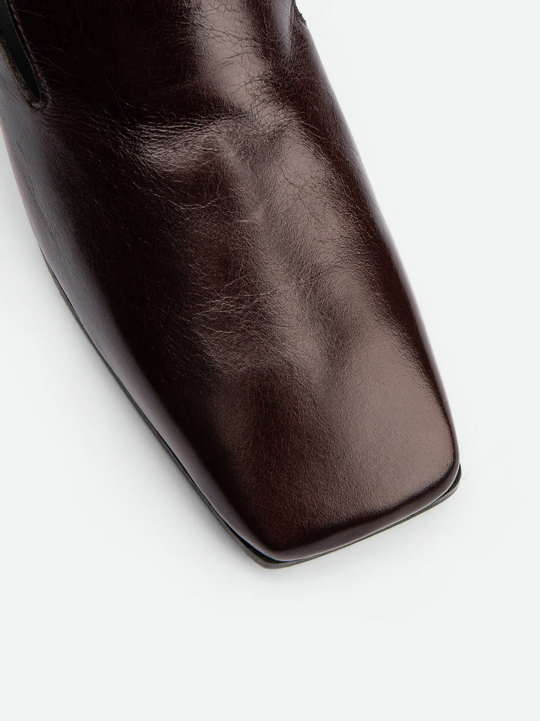 Gwen Dark Brown Crinkled High-Gloss Leather Loafers – Toe Close-Up View – POEVE Collection