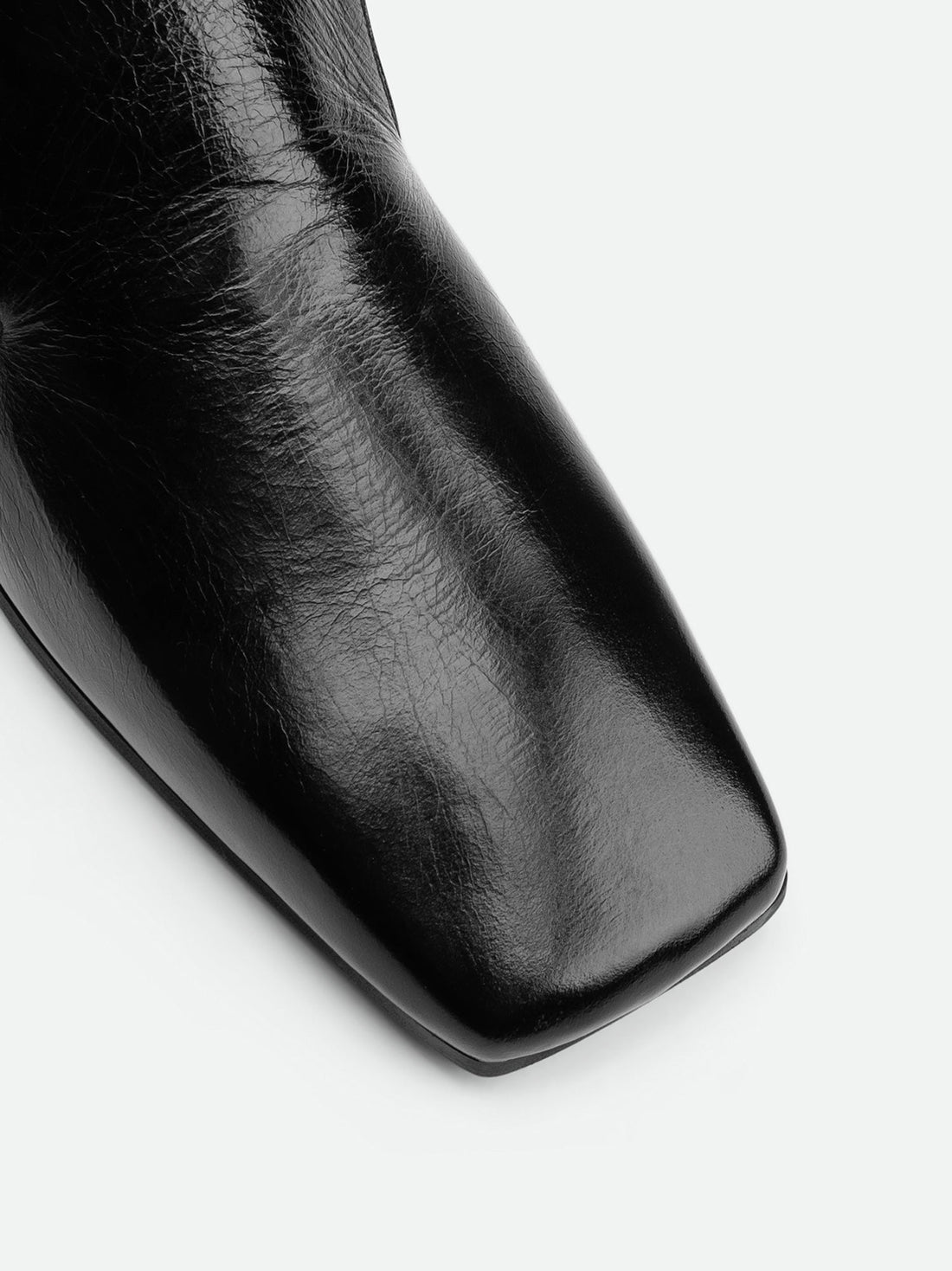 Gwen Black Crinkled High-Gloss Leather Loafers – Toe Close-Up View – POEVE Collection
