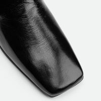 Gwen Black Crinkled High-Gloss Leather Loafers – Toe Close-Up View – POEVE Collection