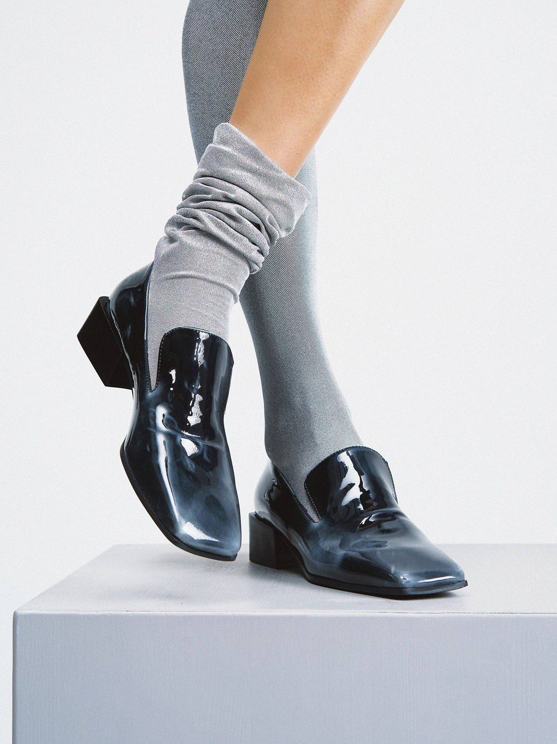 Gwen Pull-Up Black-and-White Leather Loafers – Campaign Photo 2 – POEVE Collection