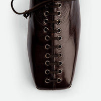 Andee Dark Brown Crinkled Glossy Leather Lace-Up Shoes – Toe Close-Up View – POEVE Collection